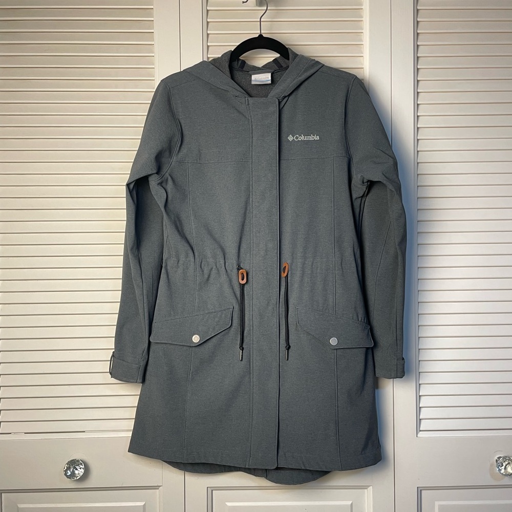 819. Columbia Woman’s Lightweight Hooded Coat